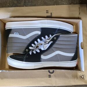 New without box vans skate sk8 hi 13
